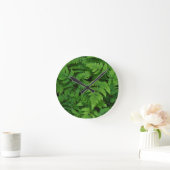 Bracken Farn mit Regentropfen, Washington Staat Runde Wanduhr (Zuhause)