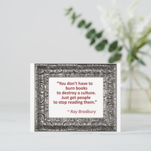 Bradbury auf Büchern Postkarte (Stehend Vorderseite)