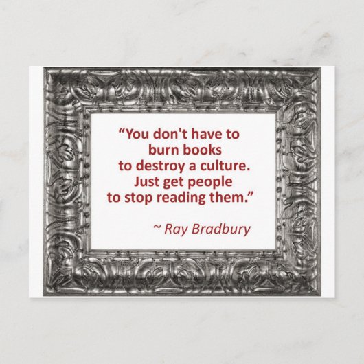 Bradbury auf Büchern Postkarte (Vorderseite)