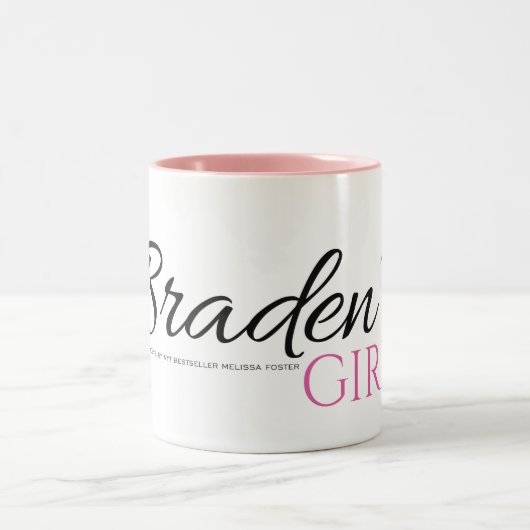 Bradens Girl mit schwarz-rosa Tasse (Mittel)