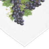 Branchen mit roten Weintrauben auf Weiß Tischdecke (Schrägansicht)