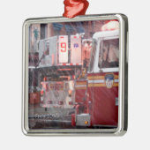 Brand am 10. ornament aus metall (Links)