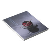 Brand auf der Schüssel mit Blättern Notizblock (angewinkelt)