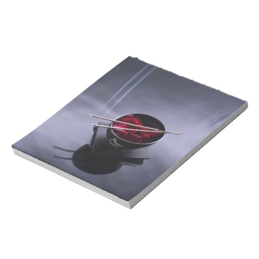 Brand auf der Schüssel mit Blättern Notizblock (Rotiert)