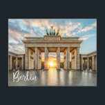 Brandenburger Tor, Berlin, Deutschland Postkarte<br><div class="desc">Diese einzigartige Postkarte zeigt ein Foto des Brandenburger Tors in der historischen Stadt Berlin. Diese wunderbare Postkarte wäre ideal für Freunde,  Familie und Kollegen.</div>
