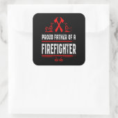 Brandgeschenk | Der stolze Vater eines Feuerwehrma Quadratischer Aufkleber (Tasche)
