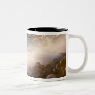 Brandung schwemmt über das Kopfsteinpflaster in Mo Zweifarbige Tasse
