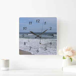 Brandungswellen auf dem Surfstrand Quadratische Wanduhr