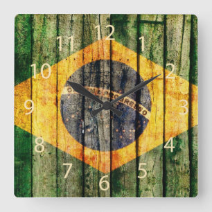 Brasilianische Flagge des Schmutzes auf rustikalem Quadratische Wanduhr