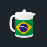 Brasilianischer Flaggenteapot<br><div class="desc">Fügen Sie Ihrer Teezeit eine Touch brasilianischen Charmes hinzu, mit unserer exklusiven Teekanne mit brasilianischer Flagge! Dieser Teekessel ist mit viel Liebe zum Detail gestaltet und ist mehr als nur eine funktionale Küche; er ist eine Feier des brasilianischen Erbes und des Nationalstolzes. Das kühne Design zeigt stolz die ikonischen Elemente...</div>