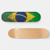 Brasilien-Flagge auf altem hölzernem Korn Skateboard (Horizontal)