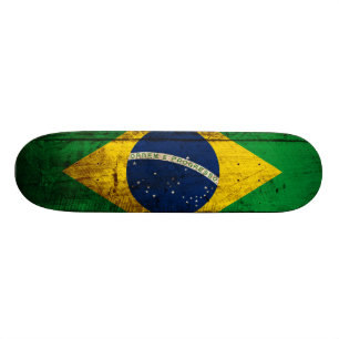 Brasilien-Flagge auf altem hölzernem Korn Skateboard