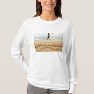 BRASILIEN. Mann mit nacktem Oberkörper, der einen  T-Shirt