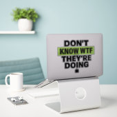 Brat Green Design – Keine Ahnung, was die machen Aufkleber (Laptop auf Schreibtisch)