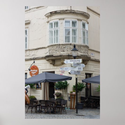 Bratislava Altstadt Straße Szene mit Direktion Poster (Vorne)