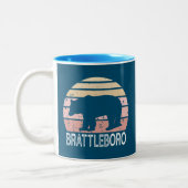Brattleboro Vermont Retro Bär Zweifarbige Tasse (Links)