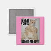 BRAUCHEN KAFFEE RICHTIG! Manx Cat Sitting Funny Magnet (Vorderseite/Rückseite)