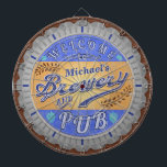 Brauerei Pub Personalisiert Bierflasche Dartscheibe<br><div class="desc">Dieses Design für Ihre Brauerei und Kneipendekor erinnert an eine Bierflaschenkappe. Es steht: "Willkommen in der Brauerei und im Pub." Text und Design haben einen bedrückten, verwitterten Look, um das Flaschenverschluss Bild etwas antik erscheinen zu lassen. Das Design hat ein Hopfen- und Gerstenmotiv mit Wirblem Text. Rund um die Außenseite...</div>