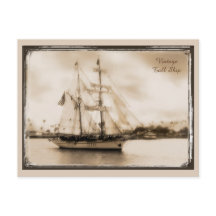 Braun getönte Vintage-Postkarte eines hohen Schiff
