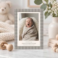 Braun kariertes Muster zur Vorstellung des Babys a