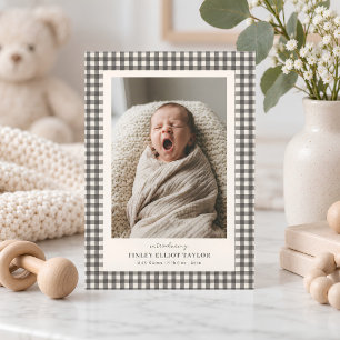 Braun kariertes Muster zur Vorstellung des Babys a Ankündigung