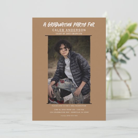 Braun-Minimal-Foto-Graduierungsparty Einladung (Stehend Vorderseite)