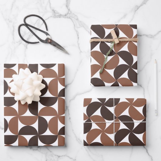 Braun-mittelmodernes Muster Geschenkpapier Set (Vorderseite)
