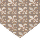 Braun Neutrales Erde Fleur-de-lis Design Tischdecke (Schrägansicht)