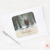 Braun Pferd in einem Wald im Winter Landschaftlich Quadratischer Aufkleber (Umschlag)