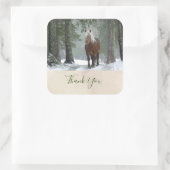 Braun Pferd in einem Wald im Winter Landschaftlich Quadratischer Aufkleber (Tasche)