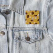 Braun-Pilzmuster auf Mustard Yellow Button (Beispiel)