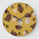 Braun-Pilzmuster auf Mustard Yellow Große Wanduhr (Vorderseite)