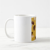Braun-Pilzmuster auf Mustard Yellow Kaffeetasse (Links)