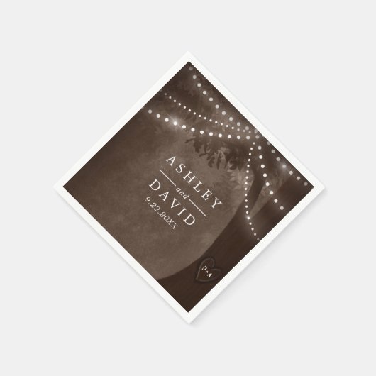 Braun Rustic Tree Initials String Lights Hochzeit Serviette (Ecke)