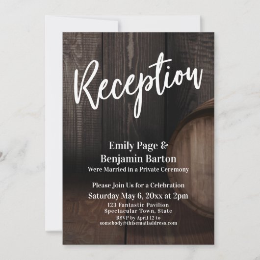 Braun-rustikales Holzfass-Hochzeitsempfang Einladung (Vorderseite)