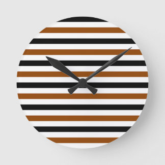Braun Schwarz und weiß Streifen Design Runde Wanduhr