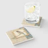 Braun und Blauer Vogel auf einer Zweigstelle nach Steinuntersetzer (Seitenansicht)