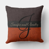 Braun und Brick Red Elegant Monogram Wedding Kissen (Rückseite)