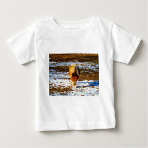 Braun und cremefarbenes Miniaturpferd im Schnee. Baby T-shirt