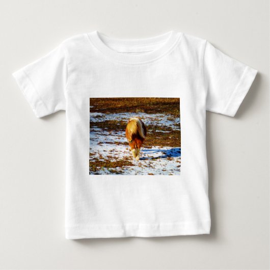 Braun und cremefarbenes Miniaturpferd im Schnee. Baby T-shirt (Vorderseite)