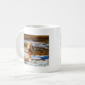 Braun und cremefarbenes Miniaturpferd im Schnee. Kaffeetasse (Vorderseite Links)