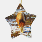 Braun und cremefarbenes Miniaturpferd im Schnee. Keramik Ornament (Links)