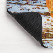 Braun und cremefarbenes Miniaturpferd im Schnee. Mousepad (Ecke)