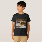 Braun und cremefarbenes Miniaturpferd im Schnee. T-Shirt (Vorne ganz)