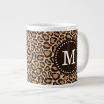 Braun und Leopard Print Custom Monogram Jumbo-Tasse<br><div class="desc">Maßgeschneiderte mit Monogramm Kaffeekaffee-Tasse mit einem schicken,  gürtlichen Leopardenprint. Personalisieren Sie es mit Ihrem Namen oder Monogramm in einem Kreis-Rahmen. Klicken Sie auf Anpassen,  um Schriftart und Farben zu ändern,  um Ihr eigenes einzigartiges Design zu erstellen.</div>