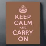Braun und rosa halten Sie sich ruhig und tragen Si Fotoplatte<br><div class="desc">Moderne Version des Vintagen Posters "Keep Calm and Carry On" in Braun und Rosa.</div>