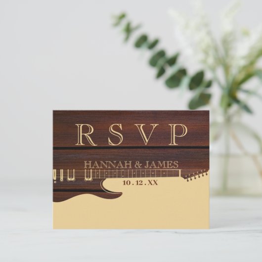 Braun- und Rotweingitarre für Hochzeiten RSVP Postkarte (Stehend Vorderseite)