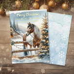Braun und Weißes Pferd Rustikales Weihnachtsgold Folien Feiertagskarte<br><div class="desc">Hübsche festliche Farm Thema Weihnachts Golf-Folie Karte. Ein hübsches,  braunes und weißes Pferd,  das hinter einem alten rustikalen Holzzaun mit schneebedecktem Hintergrund und Weihnachtsbaum und Vintager alter Scheune stehend ist.</div>