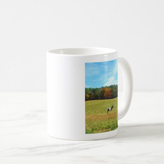Braun- und Weißpferd, Herbstbäume, blauer Himmel Kaffeetasse (VorderseiteRechts)