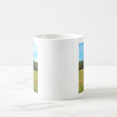 Braun- und Weißpferd, Herbstbäume, blauer Himmel Kaffeetasse (Mittel)